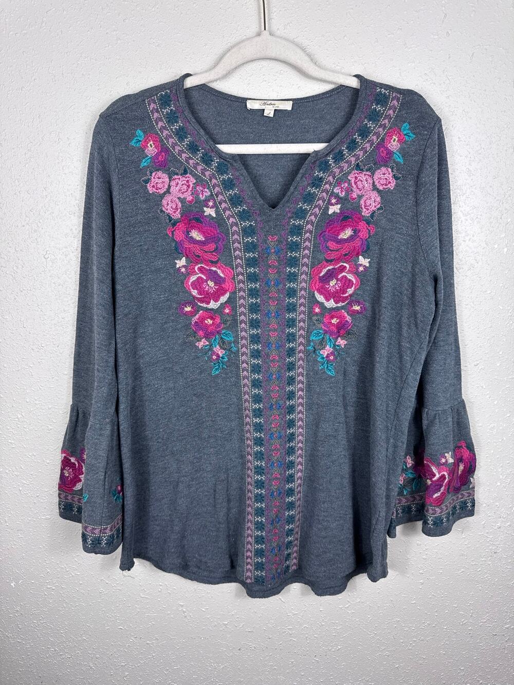 Andres’s by Unit Floral gray embroidered top Women’s size Large